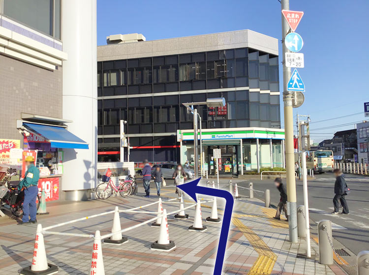 みずほ銀行田無支店の角を左折します。